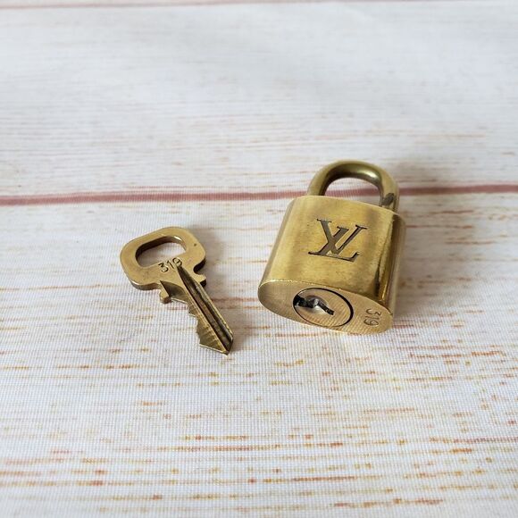 Authentic Louis Vuitton #319 Lock and Key Set Brass 300 Series Padlock - Picture 8 of 8
